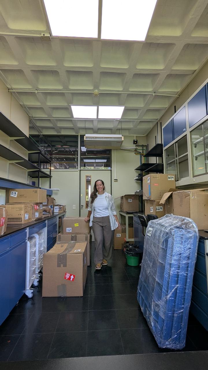 Durante el proceso del armado de su nuevo laboratorio en la Argentina.