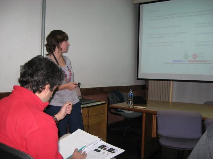 Daniela en la Universidad defendiendo su tesis.